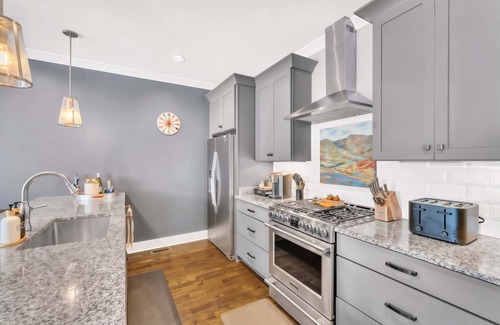 Eighth Avenue Casa | Close to DT Game Garage Bar Large Living Room
