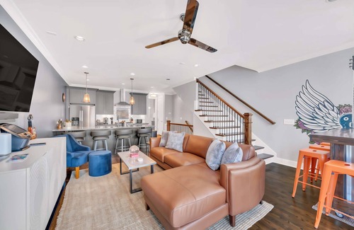 Eighth Avenue Casa | Close to DT Game Garage Bar Large Living Room