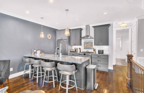 Eighth Avenue Casa | Close to DT Game Garage Bar Large Living Room