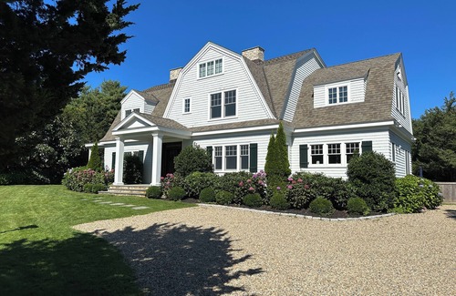 Katama Casa | Cerca del pueblo y las playas de Edgartown Nueva Colonial holandesa personalizada con piscina