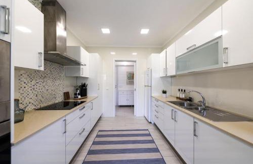 Nazare Apartamento | Close to Everything Bright Modern Apartment
