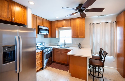 El Cerrito Casa | CLOSE TO EVERYTHING FUN - Charming 2-BR /2 BA house in San Diego WiFi AC parking
