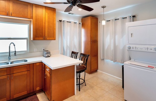 El Cerrito Casa | CLOSE TO EVERYTHING FUN - Charming 2-BR /2 BA house in San Diego WiFi AC parking