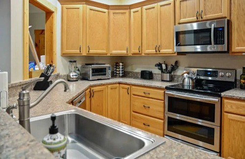McHenry Casa | Close to Skiing & Wisp~GAME ROOM~FIRE PIT & HOT TUB~Dogs OK! Lake Access & Dock!