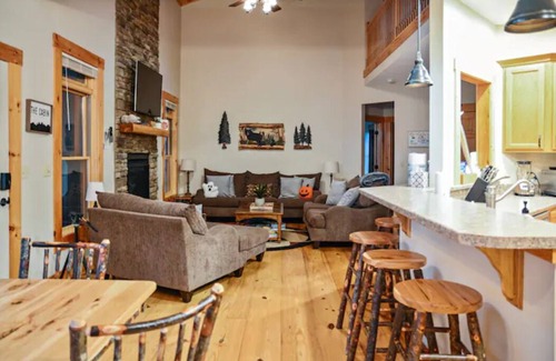 McHenry Casa | Close to Skiing & Wisp~GAME ROOM~FIRE PIT & HOT TUB~Dogs OK! Lake Access & Dock!