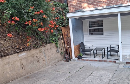 Edenwald Apartamento | Close to everything NYC. A bus ride, subway, movie Centre, and shopping mall.