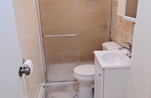 Edenwald Apartamento | Close to everything NYC. A bus ride, subway, movie Centre, and shopping mall.