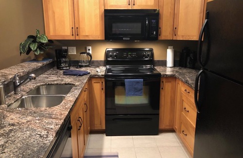 Sicamous Condominio | Close to everything: shopping, beach, boating, hiking, golfing or just relaxing!