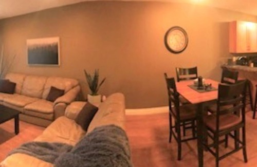 Sicamous Condominio | Close to everything: shopping, beach, boating, hiking, golfing or just relaxing!