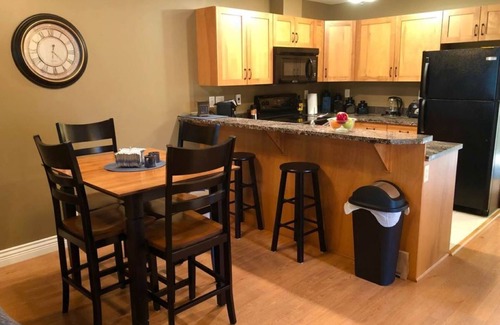 Sicamous Condominio | Close to everything: shopping, beach, boating, hiking, golfing or just relaxing!