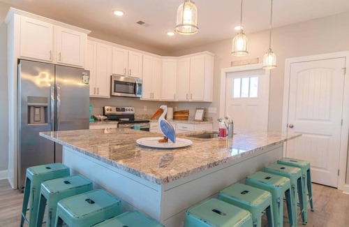 Crescent Beach Casa | Close to Golfing, Pool, 5 hole Mini Golf + Walk to Beach