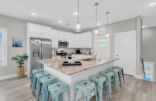Crescent Beach Casa | Close to Golfing, Pool, 5 hole Mini Golf + Walk to Beach