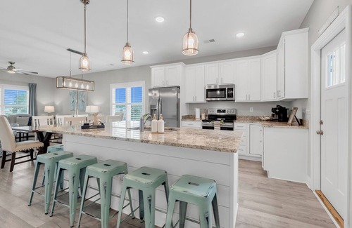 Crescent Beach Casa | Close to Golfing, Pool, 5 hole Mini Golf + Walk to Beach