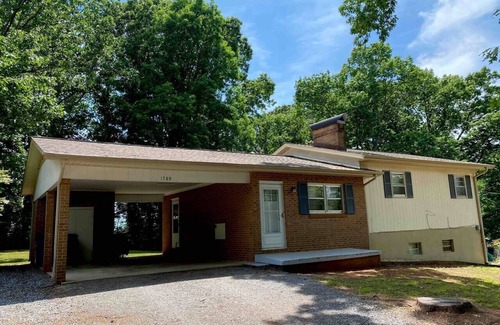 Hickory Casa | Close to Hickory, 3br 1.5ba Carport and free cable TV!