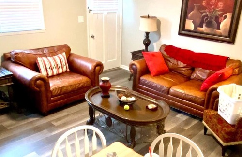Hickory Casa | Close to Hickory, 3br 1.5ba Carport and free cable TV!