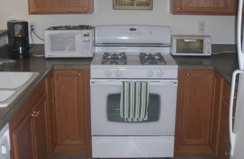 Truckee Apartamento | Close to highway and downtown. Equi-distant to major resorts