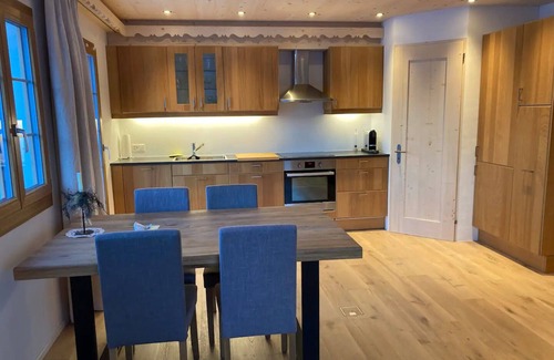 Saanen Apartamento | Close to hiking trails & the center of Gstaad