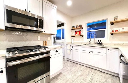 Central Sacramento Casa | *Close to Hospitals*Secure Yard*Midtown*Driveway Parking*