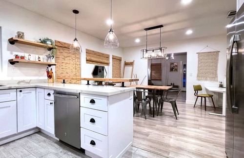 Central Sacramento Casa | *Close to Hospitals*Secure Yard*Midtown*Driveway Parking*
