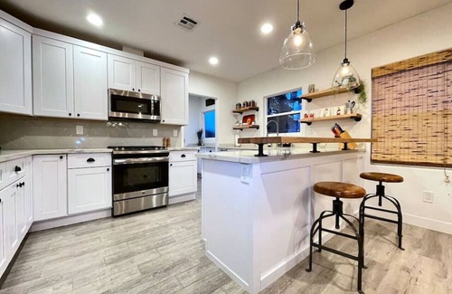 Central Sacramento Casa | *Close to Hospitals*Secure Yard*Midtown*Driveway Parking*