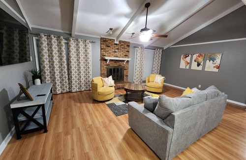 Red Chute Cama Y Desayuno | Close to Louisiana Down's Casino. A charming 3-bedroom house, great amenities!
