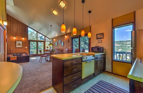 Downtown Park City Cabina | Close to Main St | Vintage Ski-In Cabin | Huge Deck