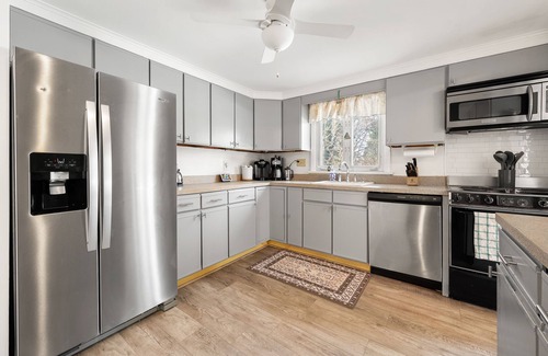 New London Casa | Close to Mystic, Stonington, Westerly. Room for everyone. 3 mins to Ocean Beach.