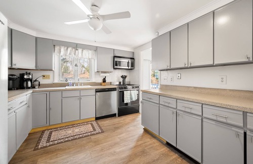 New London Casa | Close to Mystic, Stonington, Westerly. Room for everyone. 3 mins to Ocean Beach.