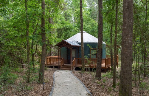 Livingston Cabina | Close to nature, but with all the modern amenities, Two Creeks Crossing Resort