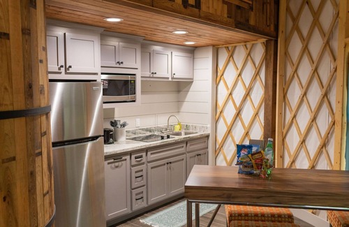Livingston Cabina | Close to nature, but with all the modern amenities, Two Creeks Crossing Resort