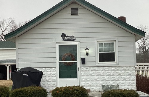 Oxford Cabaña | Close to Oxford and Miami U. Pet friendly, and away from college shenanigans
