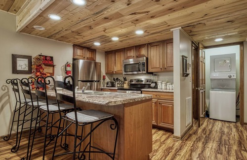 Gatlinburg - Pigeon Forge Chalet De Esquí | Conveniente para acceder a la piscina al aire libre del centro de Pigeon Forge, vea la piscina desde la terraza
