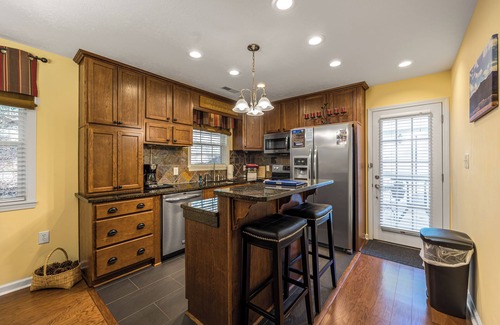 Gatlinburg - Pigeon Forge Cabaña | Close to Pigeon Forge*Easy Access Road*Fire Pit Area*Wet Bar