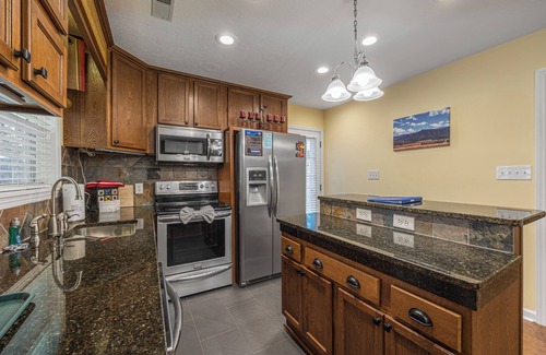 Gatlinburg - Pigeon Forge Cabaña | Close to Pigeon Forge*Easy Access Road*Fire Pit Area*Wet Bar