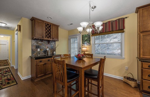 Gatlinburg - Pigeon Forge Cabaña | Close to Pigeon Forge*Easy Access Road*Fire Pit Area*Wet Bar