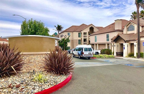 San Bruno Complejo | Close to San Francisco Zoo! 2 Spacious Units, Free Breakfast, Pool, Pet-friendly