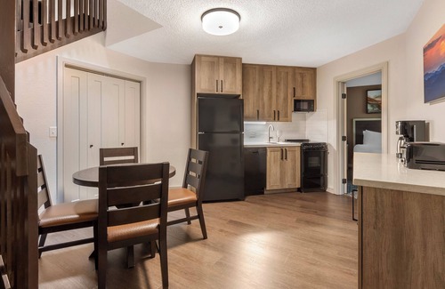 Sapphire Complejo | Close to Seasonal Ski Areas! Free Parking, 3 Pools, Jacuzzi and Sauna