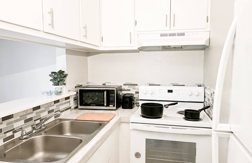 Nacogdoches Condominio | Cerca de SFA ¡Tranquilo Refugio en Nacogdoches! Moderno Apartamento en Centro.