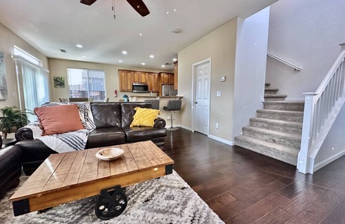 North Natomas Casa | Close to SMF-Comfortable King Mattress-Garage Park