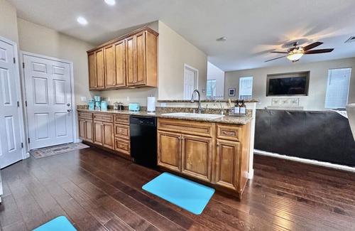 North Natomas Casa | Close to SMF-Comfortable King Mattress-Garage Park