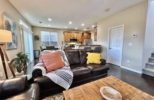 North Natomas Casa | Close to SMF-Comfortable King Mattress-Garage Park