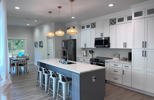 Foley Casa | Close to Sports Complex, OWA, beaches, shopping.Central to all the fun! King bed
