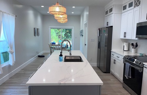 Foley Casa | Close to Sports Complex, OWA, beaches, shopping.Central to all the fun! King bed