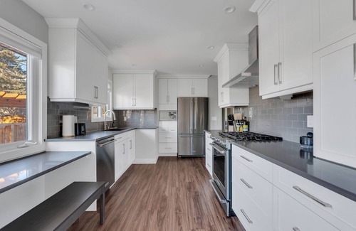 Southwest Calgary Casa | Close to Stampede> 8 adults+children> 2 Living Rooms> 4 BDR> Backyard> Park Free