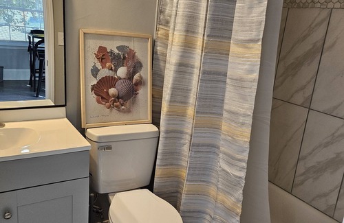 Riverdale Apartamento | Close to the airport! Remodeled furnished 1 Bedroom suite with Kitchenette.
