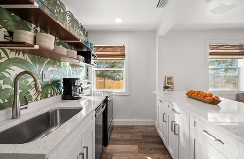 St. Petersburg - Clearwater Casa | Close to the beach! Gulfport 2BD/1BA King Bed Oasis, close to it all in St Pete
