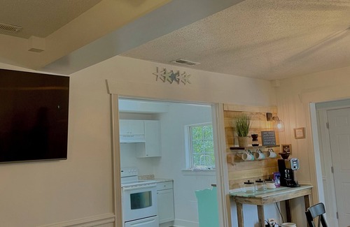 Myrtle Grove Cabaña | Close to the beach cottage within 1 mile of Carolina Beach Bridge
