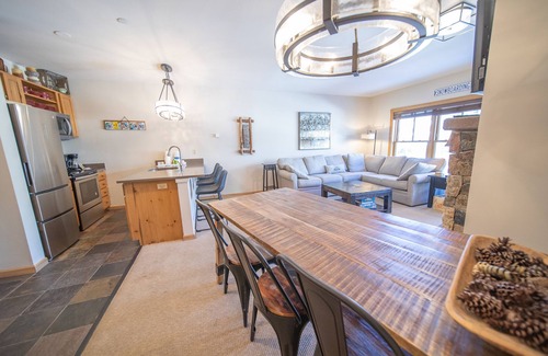 River Run Condominio | Este increíble condominio de 1 dormitorio tiene muchas mejoras y comodidades que te encantarán. Jack Pine es uno de los edificios más cercanos a la góndola en River Run Village y está convenientemente ubicado cerca de tiendas y restaurantes.