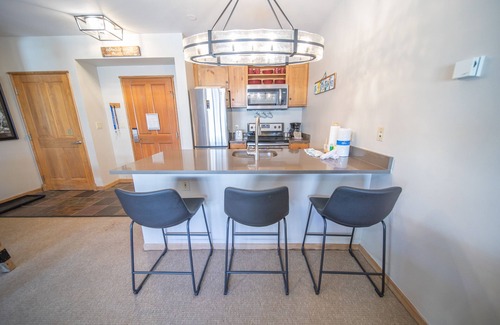 River Run Condominio | Este increíble condominio de 1 dormitorio tiene muchas mejoras y comodidades que te encantarán. Jack Pine es uno de los edificios más cercanos a la góndola en River Run Village y está convenientemente ubicado cerca de tiendas y restaurantes.