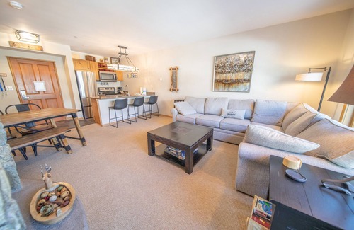 River Run Condominio | Este increíble condominio de 1 dormitorio tiene muchas mejoras y comodidades que te encantarán. Jack Pine es uno de los edificios más cercanos a la góndola en River Run Village y está convenientemente ubicado cerca de tiendas y restaurantes.